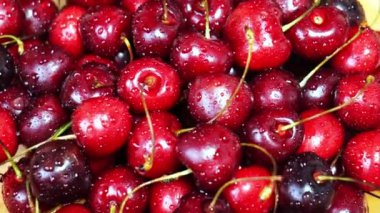 Olgun kırmızı kiraz yakın çekim döndürür