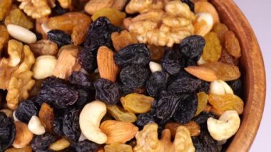 fındık karışımı. Çeşitli fındıklar yakın plan çekimde döner