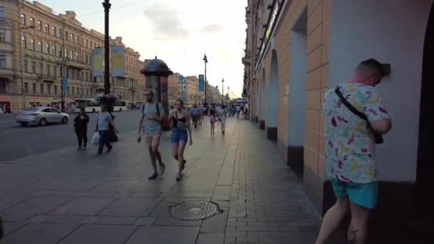 St. Petersburg, Rusland, juli 2021. Mensen lopen op witte nachten. — Stockvideo