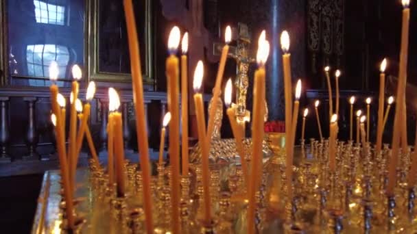 Свечи горят на церковном алтаре — стоковое видео