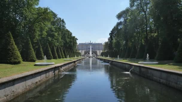 Sankt Petersburg, Peterhof, Russland. Zeitraffer des Kanals und ein Brunnen-Rundblick auf den Peterhofpark — Stockvideo