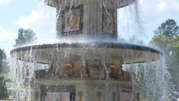 Peterhofe. Rusko. Petrohrad. Detailní záběr super pomalé fontány — Stock video