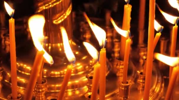 Velas ardiendo en un altar de la iglesia — Vídeos de Stock