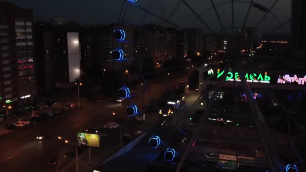 Vista de la ciudad y la noria en una noche de verano — Vídeos de Stock