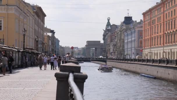 ロシア、サンクトペテルブルク2021年7月:運河の眺めと夏の晴れた日の観光客 — ストック動画