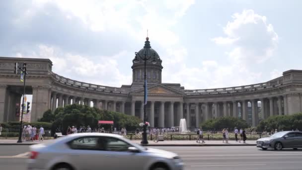 러시아. 상트페테르부르크, 2021 년 7 월. 도시 교통을 배경으로 한 카잔 대 성당 — 비디오