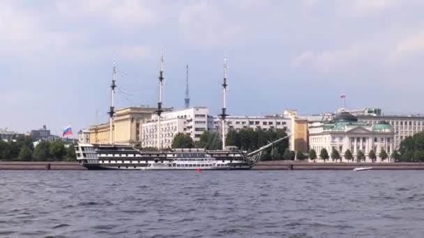 Russland, St. Petersburg Juni 2021: Blick von der Newa auf das Segelschiff — Stockvideo