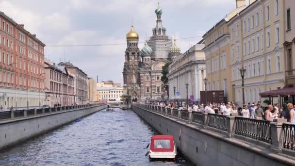 Ryssland. Sankt Petersburg juli 2021. Utsikt över Frälsarens kyrka på spillt blod — Stockvideo