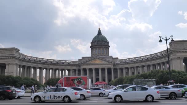 Russia. San Pietroburgo luglio 2021. Cattedrale di Kazan sullo sfondo del traffico cittadino — Video Stock