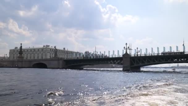 Rosja. Sankt Petersburg lipiec 2021 r. Widok na Troitsky metalu — Wideo stockowe