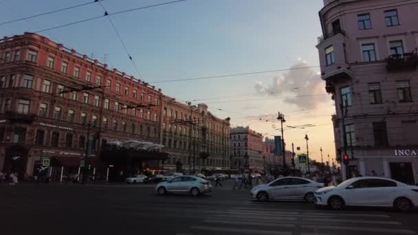 St. Petersburg, Rusland, juli 2021. Mensen lopen op witte nachten. — Stockvideo