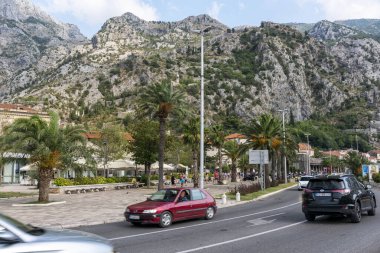 Kotor, Karadağ Eylül 2019. Yoldaki eski kale duvarının genel manzarası