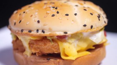 Lezzetli hamburger rotasyonu. Yakın çekim.