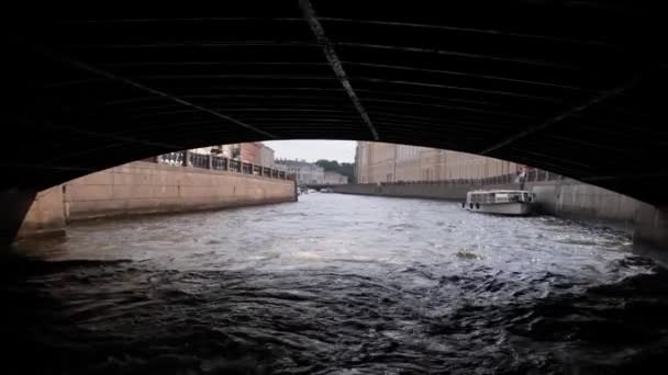 Rusko, Petrohrad Červenec 2021: Pohled na průplav a s turisty za letního slunečného dne — Stock video