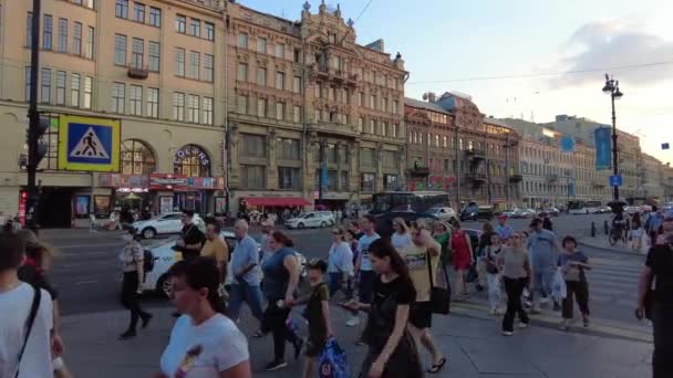 St. PETERSBURG, Rusya Temmuz 2021. İnsanlar beyaz gecelerde yürür. — Stok video