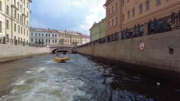 Bateau sur la rivière niva gros plan. Russie, Saint-Pétersbourg Juin 2021 — Video