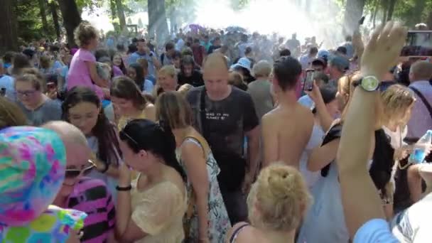 SAINT-PETERSBURG, RUSSIA JUNE 2021: People under the jets of cold backgrounds in peterhof. Fountain-cracker. fountain joke — Stock Video
