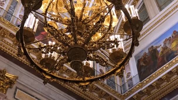 Rusland Sint-Petersburg. St. Isaacs Kathedraal in St. Petersburg van binnenuit — Stockvideo