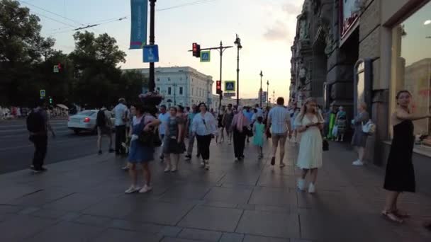 PETERSBURG, RUSKO Červenec2021. Lidé chodí za bílých nocí. — Stock video