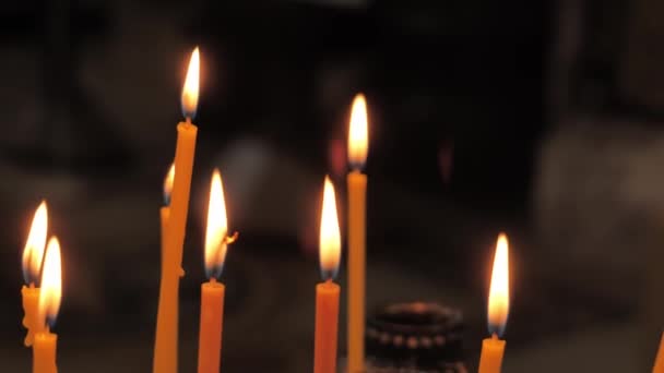 Церковные свечи закрываются. Религиозный символ — стоковое видео