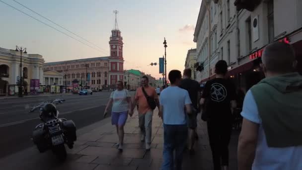 ST. PETERSBURG, RUSIA Julio 2021. La gente camina en noches blancas. — Vídeos de Stock