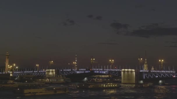 Λευκές νύχτες πάνω από τη Νέβα. γεφύρωση στην Αγία Πετρούπολη — Αρχείο Βίντεο