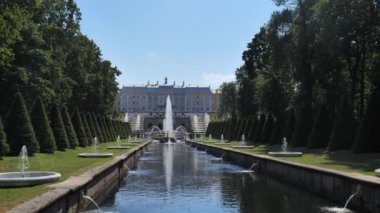 Kanal ve çeşme manzarası. Peterhof parkının panoramik görüntüsü