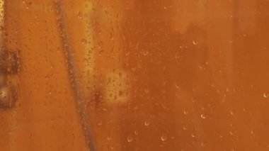 Duş kabini. Duş kapısında su damlacıkları