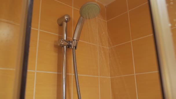 Casa de banho. Porta do chuveiro deslizante. — Vídeo de Stock