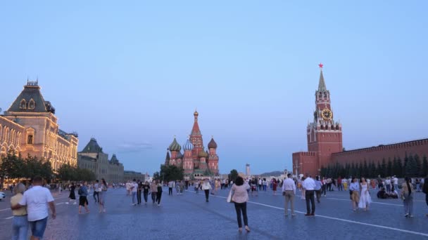 Rusland. Moskou juli 2021. Rode Plein in de avond. Mensen lopen rond in de stad. Langzaam. — Stockvideo