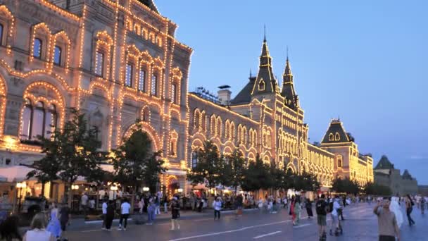 - Rusya. Moskova Temmuz 2021. Akşam GUM ve Red Square 'de. Sokakta yürüyen insanlar — Stok video