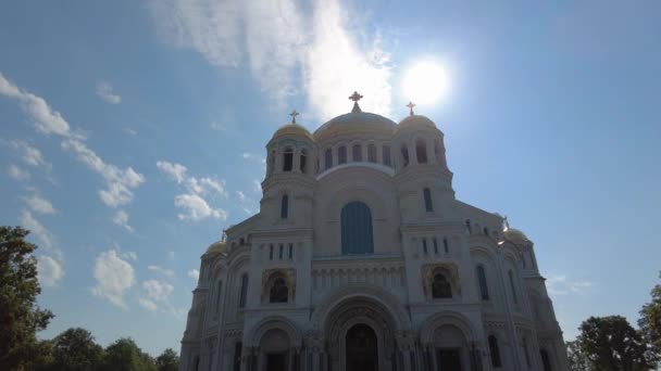 São Petersburgo, RÚSSIA - JULHO 2021. Bela Catedral da Marinha Nikolskiy em kronstadt — Vídeo de Stock