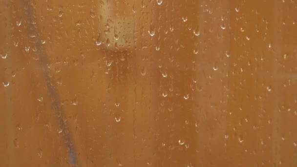 Cabina de ducha. gotas de agua en una puerta de ducha empañada — Vídeo de stock