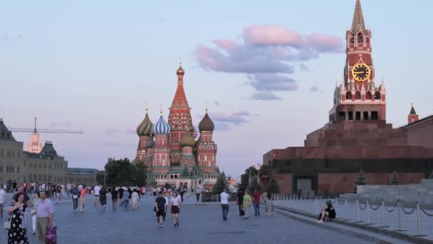A Rússia. Moscou julho 2021. Praça Vermelha à noite. As pessoas andam pela cidade. Devagar. — Vídeo de Stock