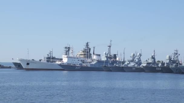 St. PETERSBURG, RUSIA - JULIO 2021. Base militar rusa en Kronstadt. Buques de guerra en el muelle — Vídeos de Stock