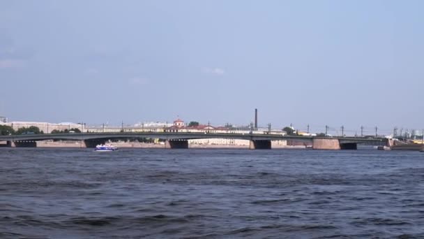 St. Petersburg view of the bridge from the neva river — Stock Video