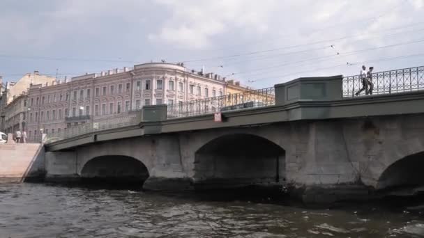ロシアだ。2021年7月サンクトペテルブルク。サンクトペテルブルクの運河にかかる歴史的な橋の眺め — ストック動画