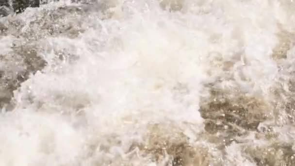 강에서 물 분사 속도가 너무 느려. 배 가만 들어내는 파도의 모습 — 비디오