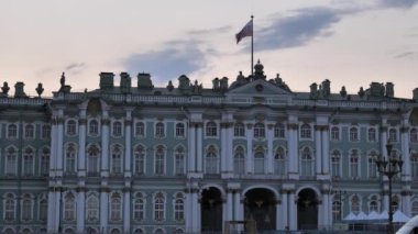 - Rusya. Saint Petersburg Temmuz 2021. Beyaz gecelerde Kış Sarayı cephesi