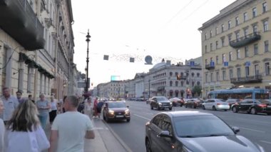 - Rusya. Saint Petersburg Temmuz 2021 Akşam haberlerine hoş geldiniz. Yazın beyaz gecelerde bulvarda insan trafiği