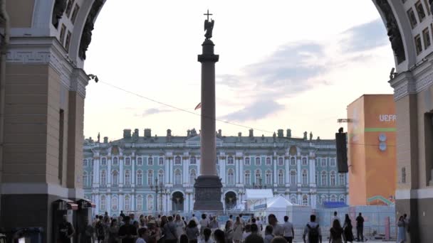 Rusland. Sint-Petersburg juli 2021. Toeristen lopen langs het paleis plein — Stockvideo