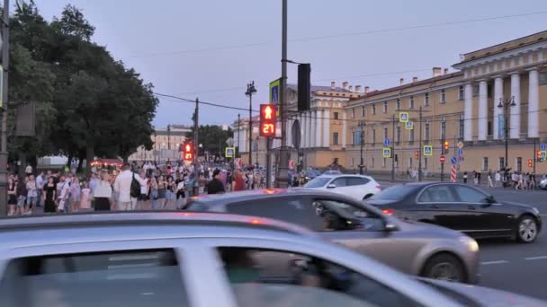 Ρωσία. Αγία Πετρούπολη Ιούλιος 2021. Απογευματινή προοπτική Nevsky. Ανθρώπινη κυκλοφορία στη λεωφόρο το καλοκαίρι σε λευκές νύχτες — Αρχείο Βίντεο