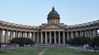 - Rusya. Saint Petersburg Temmuz 2021. Kazan Katedrali. Ağır çekimde katedral