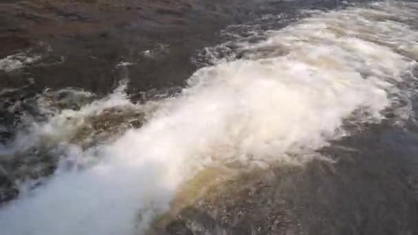 Super lent mon jet d'eau sur la rivière. Vue des vagues créées par le bateau — Video