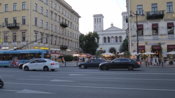 Russia. San Pietroburgo luglio 2021. prospettiva nevsky sera. Traffico sul viale nelle notti bianche — Video Stock