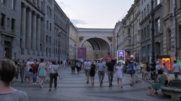 Russland. Sankt Petersburg Juli 2021. Abend nevsky Aussicht. Menschenverkehr auf der Allee im Sommer in weißen Nächten — Stockvideo