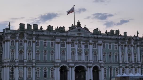 Russland. Sankt Petersburg Juli 2021. Winterpalastfassade in weißen Nächten — Stockvideo