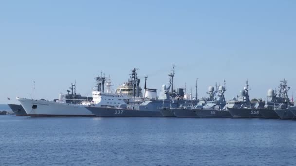 ST. PETERSBURG, Ryssland - juli 2021. Ryska militärbasen i Kronstadt. Krigsfartyg vid piren — Stockvideo