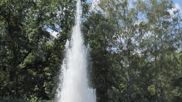 超スローモのクローズアップ噴水ジェット — ストック動画