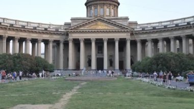 - Rusya. Saint Petersburg Temmuz 2021. Kazan Katedrali. Ağır çekimde katedral